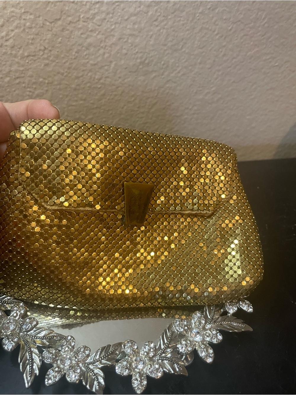 VTG Whiting & Davis 6” gold mesh Purse with a metallic Clasp